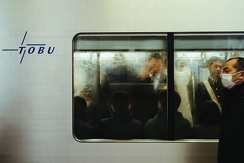 adam, yanında, gri, tren, giyme, siyah, ceket, beyaz, ağız maskesi, yürüme, pencere, logo, banliyö, bulanıklık, bir grup insan, KADIN, yetişkin, içeriye, cam malzemesi, insanlar, yansıma, şeffaf, genç yetişkin, iş, erkekler, erkek, dişiler, iletişim, orta yetişkin, ayakta, genç kadınlar, taşımacılık, 1080P, CC0, kamu malı, telif ücretsiz