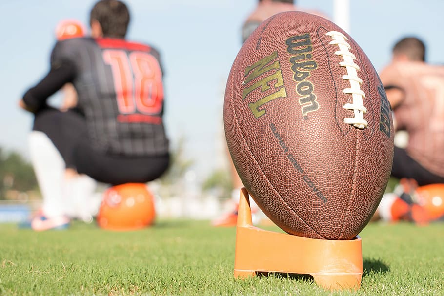 hnědý, wilson nfl míč, wilson fotbal, oranžový, nosič, míč, nfl, Wilson, tráva, hráč, Fotbal, ragby, muž, zařízení, sedící, sentado, Černá, Podpěra, podpora, suporte, 18, sport, americký fotbal - míč, americký fotbal - sport, muži, zaměřit se na popředí, detail, den, hřiště, lidé, americké fotbalové hřiště, týmový sport, náhodné osoby, rostlina, sportovní vybavení, venku, zpětný pohled, selektivní zaměření, povrchu, 4K