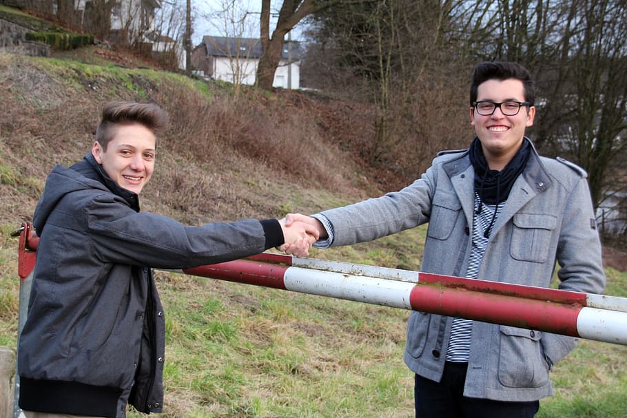 okraj, tolerance, harmonie, respekt, kultur, handshaking, potřesení rukou, jednota, neomezený, překonání, překonat limity, přátelé, přátelství, člověk, Pozor, silnice, omezení, Charlie, plot, kůra, omezit, jen dospělí, usmívající se, lidské paže, dospělý, štěstí, lidé, mladého dospělého, dva lidé, mladí muži, tři čtvrtletí, jednotnost, muži, emoce, neformální oblečení, čelní pohled, přistát, Mladá žena, Příroda, strom, stojící, venku, lidská končetina, 5K