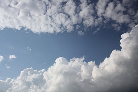 himmel, skyer, blå, skyer form, overdækket himmel, over skyerne, humør, himlen, flyvningen, sky - himmel, skønhed i naturen, scenics - natur, ro, natur, baggrunde, ingen mennesker, hvid farve, cloudscape, lav vinkel visning, dag, udendørs, idyllisk, rolig scene, fluffy, sollys, atmosfære, meteorologi, blødhed, 2K, CC0, offentligt domæne, royaltyfrie