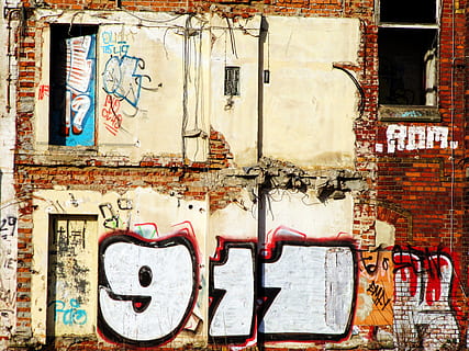 fàbrica, edifici, vell, caduc, hauswand, ruïna, sortir, llocs perduts, edifici industrial, Leipzig, plagwitz, pintura mural, exterior de l'edifici, estructura construïda, graffiti, arquitectura, comunicació, funció de construcció de parets, text, dia, creativitat, paret, guió occidental, art i artesania, art de carrer, cap gent, signe, ciutat, entrada, a l'aire lliure, maó, desordenat, deteriorament, mural, missatge, 2K, CC0, domini públic, lliure de regalies