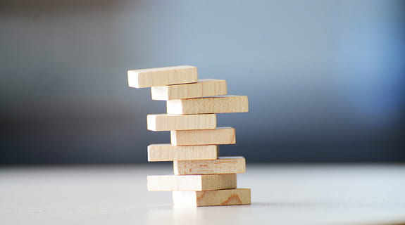 costruire, giocare, divertimento, creativo, pila, legno - materiale, blocco giocattolo, equilibrio, giocattolo, nessuno, sfondo grigio, grande gruppo di oggetti, grigio, in casa, girato in studio, puzzle, strategia, natura morta, copia spazio, forma cubica, gruppo di oggetti, attività commerciale, sfondo colorato, cartello, 4K, CC0, dominio pubblico, privo di copyright