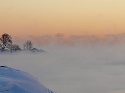 verd, arbres de fulles, daurat, hores, boira, far, neu, hivern, paisatge de neu, màgia d'hivern, llac, congelat, naturalesa, muntanya, a l'aire lliure, paisatge, arbre, fred - temperatura, gelades, escenics, bosc, temporada, bellesa a la natura, cel, escenics - natura, temperatura de fred, posta de sol, tranquil·litat, escena tranquil·la, medi ambient, cobertura, núvol - cel, color taronja, escena no urbana, cap gent, idíl·lic, nebulós, 2K, CC0, domini públic, lliure de regalies