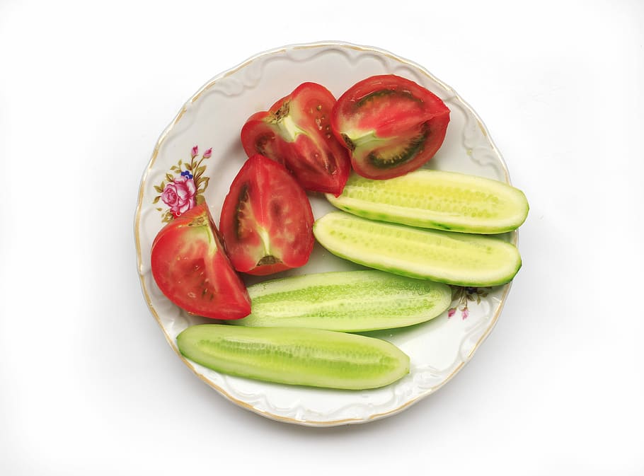 pomodori, cetrioli, verdure, verde, vitamine, rosso, pranzo, nutrizione, piatto, salutare, cibo, nutrienti, fresco, pomodoro, luminosa, ci sono, verdura, energia, consumo, colore, biologico, calorie, scuola, vitamina, gustoso, greggio, sfondo bianco, cibo e bevande, mangiare sano, freschezza, nessuno, benessere, girato in studio, frutta, natura morta, in casa, ritagliare, fetta, vista dall'alto, avvicinamento, Pepe, gruppo di oggetti, 4K