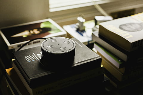 foto, amazon echo dot, nero, dispositivo, amazon, punto echo, Tech, tecnologia, libri, in casa, numero, in stile retrò, nessuno, avvicinamento, comunicazione, testo, attività commerciale, finanza, natura morta, concentrarsi sulle conoscenze acquisite, macchinario, messa a fuoco selettiva, tavolo, cultura artistica e intrattenimento, metallo, antico, disco, 2K, CC0, dominio pubblico, privo di copyright