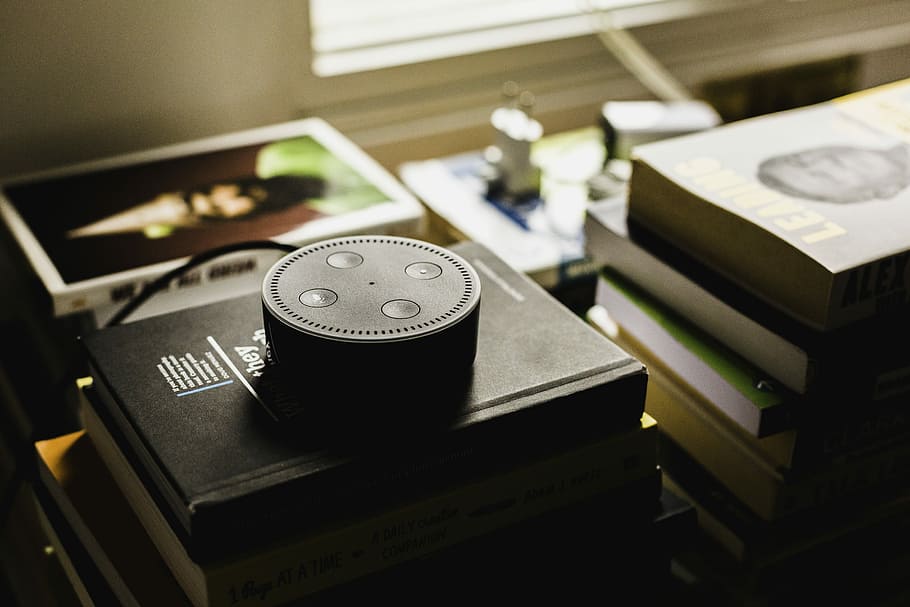 foto, amazon echo dot, negre, dispositiu, amazon, punt d'eco, tecnologia, llibres, a l'interior, nombre, estil retro, cap gent, primer pla, comunicació, text, negocis, Finances, natura morta, centrar-se en primer pla, maquinària, enfocament selectiu, taula, cultura i entreteniment artístic, metall, antiguitat, registre, 2K