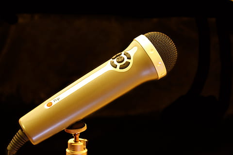 Brun, sølvmikrofon, tæt på, mic, mikrofon, teknologi, indendørs, belysningsudstyr, udstyr, sort baggrund, input enhed, studio skud, musik, belyst, ingen mennesker, guldfarvet, elektricitet, kunstkultur og underholdning, fokus på forgrunden, lys pære, industri, forretning, elektrisk lampe, elektrisk udstyr, 4K, CC0, offentligt domæne, royaltyfrie