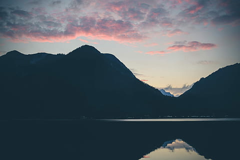 munți negri, siluetă, Munte, zori de zi, nor, cer, reflecție în apă, peisaj, reflecţie, noapte, vară, drumeții, lac, mare, natură, întuneric, apă, scenice - natura, de munte, frumusețe în natură, o scenă liniștită, liniște, nor - cer, apus de soare, malul mării, nici o persoana, idilic, scenă non-urbană, la distanta, varf de munte, 1080P, CC0, domeniu public, fără drepturi de autor