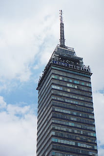 cel, núvols, edifici, arquitectura, diseny arquitectònic, exterior, futurista, articles de vidre, finestres de vidre, alt, tir en angle baix, modern, a l'aire lliure, gratacels, acer, estructura, torre, urbà, vertical, estructura construïda, exterior de l'edifici, vista d’angle baix, núvol - cel, alta - alta, exterior d’edifici d’oficines, cap gent, ciutat, naturalesa, dia, oficina, destinacions de viatge, fletxa, alçada, districte financer, 2K, CC0, domini públic, lliure de regalies