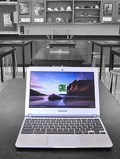 ordinador portàtil de Samsung, taula, ordinador, aula, aprenentatge, tecnologia, Institut de secundària, ciència, portàtil, monitor d’ordinador, Internet, negocis, a l'interior, comunicació, tecnologia sense fils, connexió, pantalla, cap gent, pantalla del dispositiu, equips informàtics, xarxa d’ordinadors, escriptori, casa, mobles, teclat, 2K, CC0, domini públic, lliure de regalies