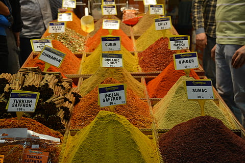 markt, bazaar, kleinhandel, kruid, tekst, te koop, voedsel, eten en drinken, keuze, variatie, prijslabel, communicatie, marktkraam, klein bedrijf, incidentele mensen, bedrijf, westers schrift, versheid, overvloed, niet-westers schrift, script, kleinhandelsvertoning, 4K, CC0, publiek domein, royaltyvrij