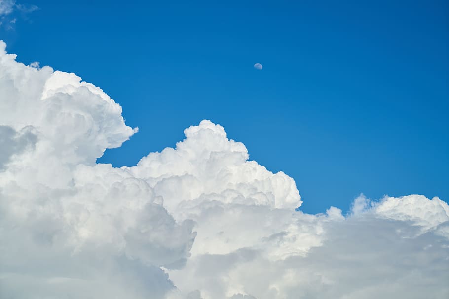 Foto, hvid, skyer, Sky, blå, baggrund, sammensætning, plads, utrolig, sommer, landskab, natur, hvide skyer, himmel, sol, miljømæssige, fred, lys, atmosfære, ren, frisk, ilt, sky - himmel, cloudscape, hvid farve, skønhed i naturen, scenics - natur, ro, baggrunde, rolig scene, fluffy, ingen mennesker, udendørs, idyllisk, måne, kopiere plads, blødhed, meteorologi, 5K