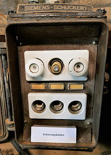 scatola dei fusibili, backup, attuale, siemens, Schuckert, voltaggio, Elektrik, elettricità, tecnologia, cabina di controllo, protezione, interruttori, pannello di distribuzione, distributore elettro, vecchio, inossidabile, Anlagentechnik, avvicinamento, nessuno, in casa, metallo, attrezzatura, abbandonato, macchinario, comunicazione, controllo, testo, combustibile e produzione di energia, obsoleto, sceneggiatura occidentale, connessione, cultura artistica e intrattenimento, arrugginito, materiale elettrico, Alimentazione elettrica, 4K, CC0, dominio pubblico, privo di copyright