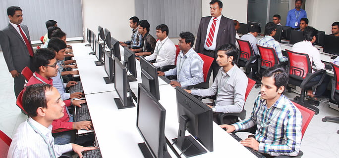groupe, Hommes, séance, de face, table, orienté vers, moniteurs, Bureau, salle de cours, des ordinateurs, travail, informatique, Inde, Indien, personnes, ouvrier, étudiants, apprentissage, groupe de personnes, affaires, la communication, femmes, grand groupe de personnes, adulte, homme d'affaire, mâles, jeune adulte, parlant, affaire d'entreprise, homme d'affaires, foule, La technologie, réunion, Vrais gens, jeune femme, collaborateur, adulte mature, hommes matures, expliquant, 4K, CC0, domaine public, libre de droits