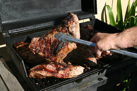 mør, kød, frisk, menneskelig hånd, mad, hånd, forberedelse, mad og drikke, menneskelig kropsdel, friskhed, rigtige mennesker, en person, grill, bedrift, forbereder mad, varme - temperatur, grillet, kropsdel, uigenkendelig person, høj vinkel visning, finger, hvidt kød, 2K, CC0, offentligt domæne, royaltyfrie