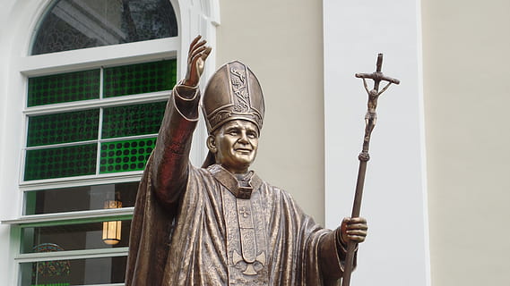 statue, pave, hånden stiger, skulptur, menneskelig representasjon, arkitektur, mannlig likhet, kunst og Håndverk, representasjon, lav vinkel visning, kreativitet, bygget struktur, Religion, åndelighet, håndverket, dag, tro, fortiden, historie, ingen folk, 4K, CC0, offentlig domene, opphavsrett gratis