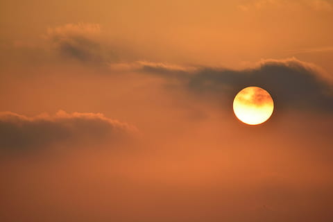 zonsondergang, oranje, backlight, hemel, wolk - lucht, schoonheid in de natuur, scenics - natuur, kalmte, zon, rustige scène, cirkel, geometrische vorm, dramatische hemel, natuur, idyllisch, ruimte, Oranje kleur, geen mensen, astronomie, vorm, buitenshuis, romantische hemel, verduistering, 5K, CC0, publiek domein, royaltyvrij