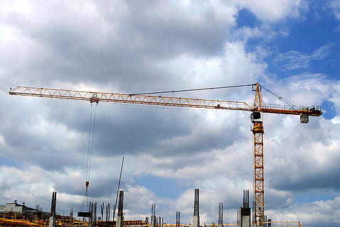 konstruktionskran, kran, konstruktion, bygning, by, arkitektur, himmel, udformningen af, stålkonstruktion, byggebranchen, sky - himmel, maskineri, kran - entreprenørmaskiner, byggeplads, industri, udvikling, natur, byggemaskiner, ufuldstændig, lav vinkel visning, bygget struktur, udendørs, ingen mennesker, overskyet, dag, høj - høj, byggemateriale, industrielt udstyr, 2K, CC0, offentligt domæne, royaltyfrie