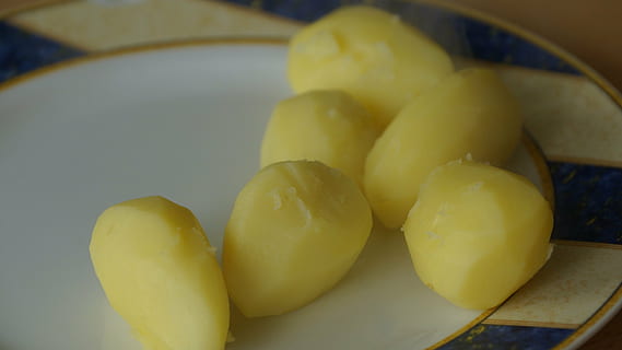 potet, kokt, servering, kjøkken, matlaging, mat, grønnsaker, grønnsak, sunn, vitamin, tallerken, mat og Drikke, spise sunt, velvære, friskhet, innendørs, frukt, ingen folk, nærbilde, gul, stilleben, skjære, gruppe av objekter, bolle, høy vinkel visning, bord, klar til å spise, banan, mango frukt, moden, brett, 5K, CC0, offentlig domene, opphavsrett gratis