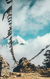 to, tøj linje, vedhæftet, sten-, sne, udjævnede, bjerg, dagtimerne, grå, rock formation, vimpel, everest, flag, Sky, bønflag, statue, natur, nepal, landskab, sky - himmel, himmel, skønhed i naturen, scenics - natur, rolig scene, ro, klippe, dag, ingen mennesker, vinter, ikke-urbane scene, rock-objekt, kold temperatur, vand, solid, lav vinkel visning, udendørs, snedækket bjerg, bjergtop, 5K, CC0, offentligt domæne, royaltyfrie