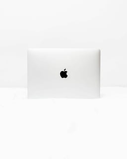 macbook, biały, otwarty, powierzchnia, srebrny apple macbook, komputer, logo, jabłko, minimalny, kopia przestrzeń, biały kolor, studio strzał, papier, żadnych ludzi, wewnątrz, pojedynczy obiekt, białe tło, prostota, cień, zbliżenie, pusty, porozumiewanie się, jedno zwierzę, odetnij, tła, 2K, CC0, domena publiczna, darmowe zdjęcia