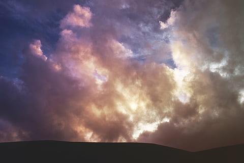 cumuli bianchi, nuvole, cielo, buio, tramonto, montagna, silhouette, nuvola - cielo, cielo drammatico, Paesaggi, all'aperto, nessuno, natura, scena tranquilla, bellezza nella natura, scenics - natura, Cloudscape, tempesta, crepuscolo, ambiente, paesaggio, architettura, notte, sfondi, viola, 5K, CC0, dominio pubblico, privo di copyright