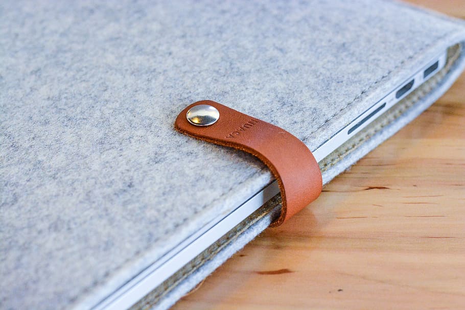 MacBook de plata, cobert, gris, foli, primer pla, foto, android, smartphone, cas, marró, fusta, superfície, MacBook, portàtil, ordinador, tecnologia, coberta, negocis, oficina, escriptori, cap gent, taula, a l'interior, dia, metall, natura morta, vista d’angle alt, equipament, eina de treball, agut, dos objectes, senzillesa, tisores, enfocament selectiu, fet per l'home, objectes fets per l’home, material de fusta, centrar-se en primer pla, paper, ganivet: arma, acer, 5K