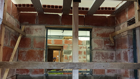 Mauerwerk, Block, strukturelle, die Architektur, gebaute Struktur, keine Leute, Gebäudehülle, drinnen, Tag, verlassen, Gebäude, alt, beschädigt, verwittert, Ablehnen, Flachwinkelansicht, Verschlechterung, obsolet, Wand, Geländer, Fenster, Industrie, Holz - Material, ruiniert, architektonische Säule, Decke, Dachbalken, 4K, CC0, gemeinfrei, lizenzfrei