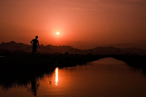 caçador, debaixo, por do sol, silhueta, agua, céu, uma pessoa, reflexão, beleza na natureza, lago, scenics - natureza, cor laranja, natureza, comprimento total, tranquilidade, cena tranquila, Dom, montanha, cena não urbana, movimento, ao ar livre, 1080P, CC0, domínio público, royalty free