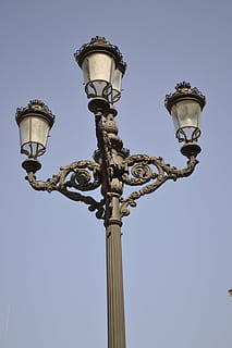 luci, illuminare, lampione, elementi, lampada elettrica, lanterna, attrezzatura per l'illuminazione, cielo, Inquadratura dal basso, strada, cielo sereno, natura, giorno, nessuno, all'aperto, antico, vecchio, blu, religione, storia, metallo, luce del sole, luce a gas, uccello, ornato, 4K, CC0, dominio pubblico, privo di copyright