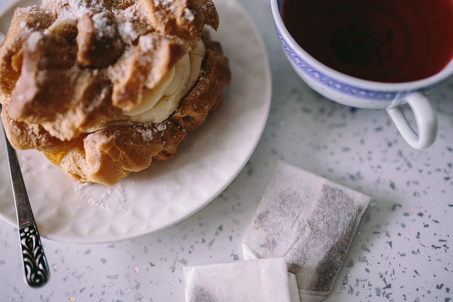 crema, buits, cafè, tee, flors de crema, te, tassa, pastís, dolç, tassa de te, cookie, menjar, postres, menjar dolç, berenar, gourmet, al forn, esmorzar, pastisseria, casolà, placa, frescor, primer pla, taula, refresc, menjar i beguda, a l'interior, forquilla, vista d’angle alt, indulgència, natura morta, llest per menjar, cap gent, estri de cuina, utensili per menjar, temptació, element de pastisseria al forn, vaixella, motiu floral, ganivet de taula, 5K