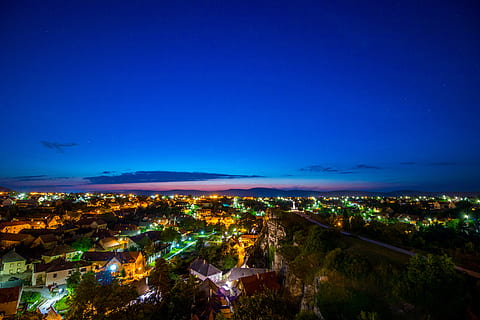 fotografia aerea, Casa, notte, nuvole, alba, crepuscolo, sera, luci, cielo, stelle, tramonto, cittadina, urbano, villaggio, acqua, città, architettura, esterno dell'edificio, blu, struttura costruita, paesaggio urbano, illuminato, costruzione, natura, scenics - natura, ambiente, paesaggio, quartiere residenziale, vista dall'alto, nessuno, nuvola - cielo, vista aerea, all'aperto, buio, 5K, CC0, dominio pubblico, privo di copyright