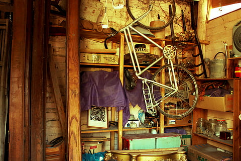 oggetti d'antiquariato, vecchi, antiquariato, vecchio, nessuno, in casa, giorno, legno - materiale, sospeso, grande gruppo di oggetti, variazione, strumento di lavoro, scelta, strumento, legna, strumento a mano, laboratorio, architettura, struttura costruita, costruzione, mobilia, mensola, natura morta, 4K, CC0, dominio pubblico, privo di copyright