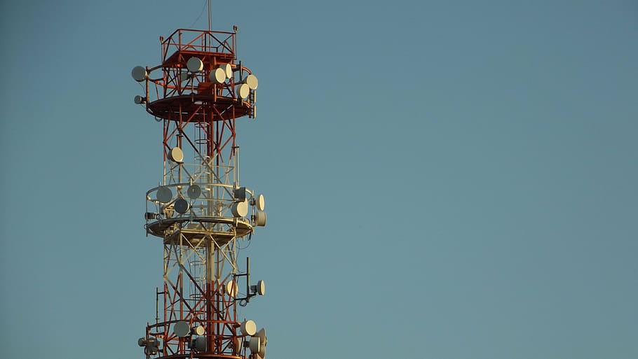 aèria, fotografia, blanc, vermell, satèl·lit, telecomunicacions, cel·lular, xarxa, antena, mòbil, sense fils, 4g, ràdio, 3g, cel, vista d’angle baix, cel clar, torre, dia, naturalesa, blau, estructura construïda, arquitectura, cap gent, tecnologia, alta - alta, maquinària, còpia espai, metall, a l'aire lliure, indústria, assolellat, comunicació, comunicacions globals, 4K