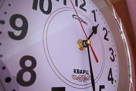 tiempo, reloj, horas, colocarse, ver, hora, reloj, macro, de cerca, número, figuras, blanco, fotografía macro, marcar, minutero, la cara del reloj, reloj de mano, exactitud, nadie, manecilla de la hora, adentro, fecha tope, instrumento de tiempo, foto de estudio, reloj de pared, Números romanos, enfoque selectivo, fotograma completo, pared - característica de la construcción, 5K, CC0, dominio público, libre de derechos