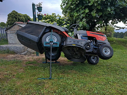 tractor, cortacésped, ascensor, campo, planta, árbol, hierba, tierra, naturaleza, día, modo de transporte, transporte, nadie, crecimiento, rueda, al aire libre, color verde, cielo, neumático, vehículo terrestre, estacionario, la carretera, comunicación, 4K, CC0, dominio público, libre de derechos