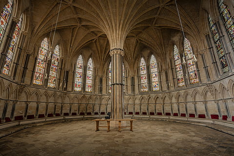 marró, fusta, banc, endins, cúpula, dos, bancs, blanc, concret, edifici, arquitectura, interior, finestres, simetria, lloc de culte, creença, religió, espiritualitat, estructura construïda, a l'interior, cap gent, destinacions de viatge, història, columna arquitectònica, el passat, arc, finestra, vitrall, vidre, sostre, altar, estil gòtic, abadia, passadís, 8K, CC0, domini públic, lliure de regalies