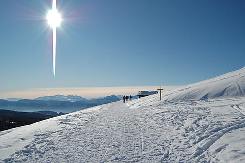 winter, sneeuw, zon, winters, besneeuwd, voetafdrukken, Zuid-Tirol, winterdroom, achterlicht, koude temperatuur, hemel, berg-, schoonheid in de natuur, scenics - natuur, natuur, milieu, bergketen, landschap, blauw, witte kleur, dag, vrijetijdsbesteding, rustige scène, sport, niet-stedelijke scène, kalmte, met sneeuw bedekte berg, buitenshuis, Lens flare, 1080P, CC0, publiek domein, royaltyvrij