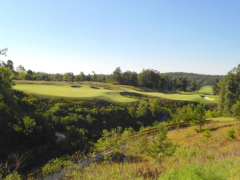 grünes Golffeld, Golf, Kurs, Gras, Rasen, Loch, Natur, draußen, Sport, Wettbewerb, Sommer-, Frühling, Grün, Landschaft, wunderschönen, Himmel, Wolken, duffer, Bäume, Wald, Pflanze, Baum, Szenen - Natur, grüne Farbe, klarer Himmel, Schönheit in der Natur, Ruhe, Tag, Umgebung, ruhige Szene, Golfplatz, Aktivität, Grün - Golfplatz, Land, keine Leute, 4K