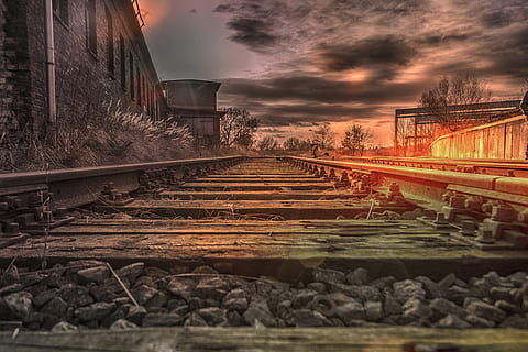 tren, pista, llindar, tren, pista, semblant, vies ferroviàries, indústria, llit de la pista, vincles de ferrocarril, vies del ferrocarril, posta de sol, transport per ferrocarril, cap gent, núvol - cel, a l'aire lliure, cel, arquitectura, el camí a seguir, estructura construïda, direcció, transport, naturalesa, exterior de l'edifici, manera de transport, perspectiva decreixent, metall, transport públic, connexió, nivell superficial, 5K, CC0, domini públic, lliure de regalies
