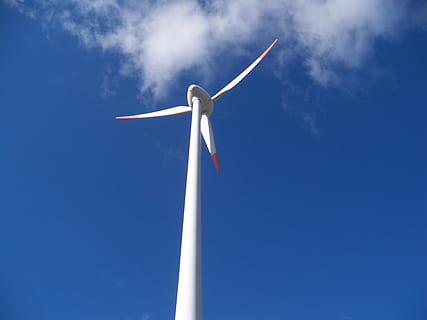 force du vent, actuel, énergie éolienne, vent, Obliger, l'énergie éolienne, énergie, moulinet, écologique, technologie de l'environnement, ciel, bleu, des nuages, énergie alternative, éolienne, conservation de l'environnement, production de carburant et d'électricité, énergie renouvelable, turbine, faible angle de vue, environnement, nuage - ciel, personne, la nature, journée, en plein air, La technologie, espace de copie, grand - haut, pouvoir dans la nature, 2K, CC0, domaine public, libre de droits