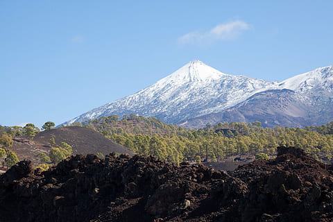 teide, volkan, dağ, zirve, Pico del Teide, teyde, Ulusal park, tenerife, Kanarya Adaları, 3718 m, 3718 metre, 3718, kar, mavi, beyaz, yeşil, kahverengi, lav, lav taşı, lav alanları, kayalar, ay manzarası, çam, kanarya kiefer, Pinus Canariensis, kontrast, ölüm, canlı, gökyüzü, doğada güzellik, manzaralar - doğa, çevre, doğa, insansız, peyzaj, bitki, kentsel olmayan sahne, sakin sahne, huzur, kış, gün, soğuk hava, Karla kaplı dağ, seyahat yerleri, dağ zirvesi, açık havada, 4K, CC0, kamu malı, telif ücretsiz