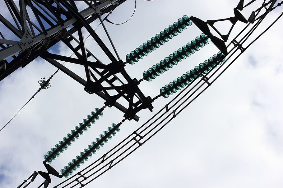 strøm, fordeling, elektricitet, elektrisk, isolator, tårn, lav vinkel visning, himmel, natur, teknologi, ingen mennesker, dag, sky - himmel, forbindelse, el-pylon, brændstof og elproduktion, strømkabel, kabel, Strømforsyning, metal, udendørs, bygget struktur, arkitektur, kompleksitet, forlystelsespark, direkte under, elektrisk udstyr, 5K