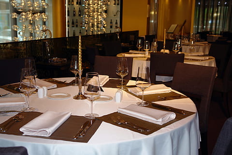 restoran, tablo, akşam yemegi, yemek, dekorasyon, ayar, bıçak, iç, ince, lüks, dizayn, çatal, zarif, tabak, gümüş, şarap bardağı, alkol, şarap, yiyecek ve içecek, yiyecek ve içecek endüstrisi, bardak, Yer ayarı, iş, peçete, oturma yeri, içeriye, içki bardağı, mobilya, sandalye, masa örtüsü, içki, ev Aletleri, cam malzemesi, insansız, hazırlık, çanak çömlek, sofra bıçağı, 4K, CC0, kamu malı, telif ücretsiz