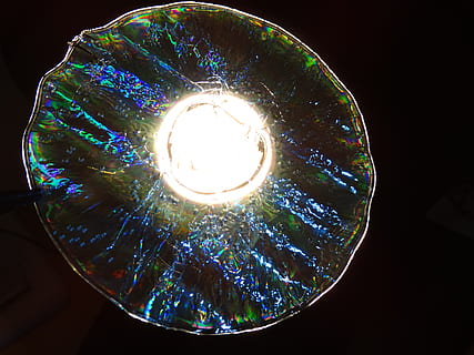 CD, DVD, bilgisayar, dijital, simli, Sanat, parlak, renk, hakkında, ışık, eritilmiş, kırık, kusur, aydınlatılmış, aydınlatma ekipmanı, elektrik, içeriye, ampul, parıltılı, düşük açılı görünüş, siyah arka plan, insansız, kapatmak, elektrik ışığı, ışık - doğal fenomen, cam malzemesi, bardak, teknoloji, yakıt ve enerji üretimi, elektrik lambası, kolye ışık, karanlık oda, tavan, güç kaynağı, lüks, elektrikli ekipman, doğrudan aşağıda, 1080P, CC0, kamu malı, telif ücretsiz