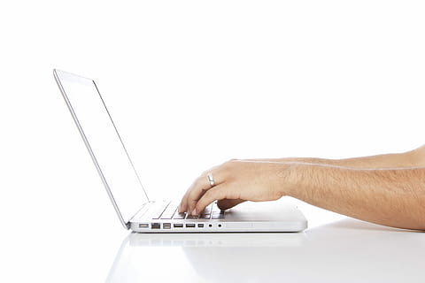 persoană, utilizând, laptop de argint, persoană tastând, laptop, tastare, calculator, mâini, măr, Mac, spațiu de birou, masa de birou, Scaun de birou, minim, configurarea desktopului, scrierea de e-mailuri, e-mailuri, tehnologia fără fir, umană, mână, tehnologie, partea corpului uman, comunicare, conexiune, folosind laptopul, o persoana, în interior, fundal alb, echipamente de calcul, spațiu copie, bărbați, parte a corpului, studio shot, deget, tastatură, cheia computerului, membrul uman, navigarea pe net, 5K, CC0, domeniu public, fără drepturi de autor