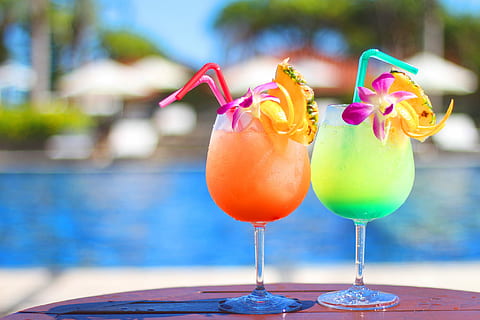 selektiv, Foto fokussieren, zwei, gefüllt, Weingläser, selektiver Fokus, Foto, Cocktail, Sommer-, Getränk, Urlaube, tropisches Klima, Schwimmbad, Obst, Saft, Alkohol, Urlaubsort, Strand, draußen, am Pool, Frische, Blau, Entspannung, Meer, Erfrischung, Trinkglas, Essen und Trinken, Strohhalm, Fokus auf den Vordergrund, Lebensmittel, Tabelle, Stroh, Glas, Nahansicht, Tag, keine Leute, Haushaltsausstattung, mehrfarbig, tropisches Getränk, Versuchung, Garnierung, 1080P, CC0, gemeinfrei, lizenzfrei