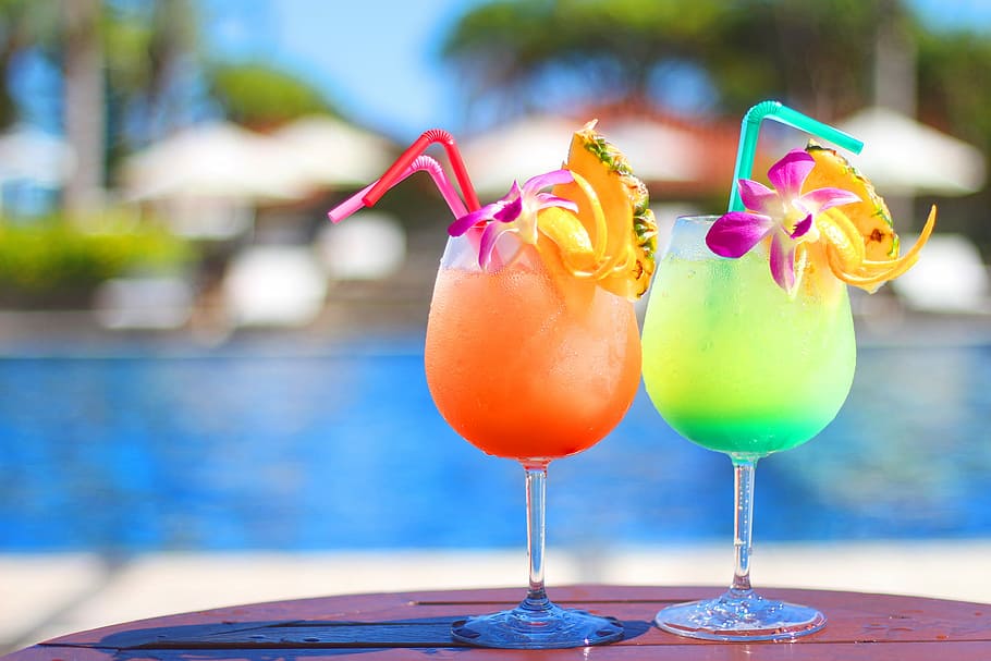 selektiv, Foto fokussieren, zwei, gefüllt, Weingläser, selektiver Fokus, Foto, Cocktail, Sommer-, Getränk, Urlaube, tropisches Klima, Schwimmbad, Obst, Saft, Alkohol, Urlaubsort, Strand, draußen, am Pool, Frische, Blau, Entspannung, Meer, Erfrischung, Trinkglas, Essen und Trinken, Strohhalm, Fokus auf den Vordergrund, Lebensmittel, Tabelle, Stroh, Glas, Nahansicht, Tag, keine Leute, Haushaltsausstattung, mehrfarbig, tropisches Getränk, Versuchung, Garnierung, 1080P