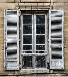 fereastră, vechi, panou, faţadă, casă, fost, lemn, construită, arhitectură, exteriorul clădirii, clădire, nici o persoana, zi, închis, abandonat, montare pe perete, zonă rezidențială, în aer liber, obturator, vedere unghiulară joasă, deteriorat, erodate, dărâma, Securitate, rama ferestrei, 4K, CC0, domeniu public, fără drepturi de autor