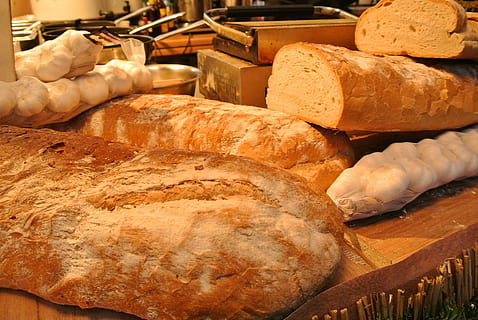 Brot, Teig, backen, Mehl, Zutaten, Bäcker, Essen, gebacken, Brotteig, Lebensmittel, Essen und Trinken, französisches Essen, ein Leib Brot, Stangenbrot, Frische, Bäckerei, Geschäft, drinnen, Container, Vorbereitung, gesundes Essen, Korb, Nahansicht, fertig für den Verzehr, Essen vorbereiten, zu verkaufen, Tablett, 1080P, CC0, gemeinfrei, lizenzfrei